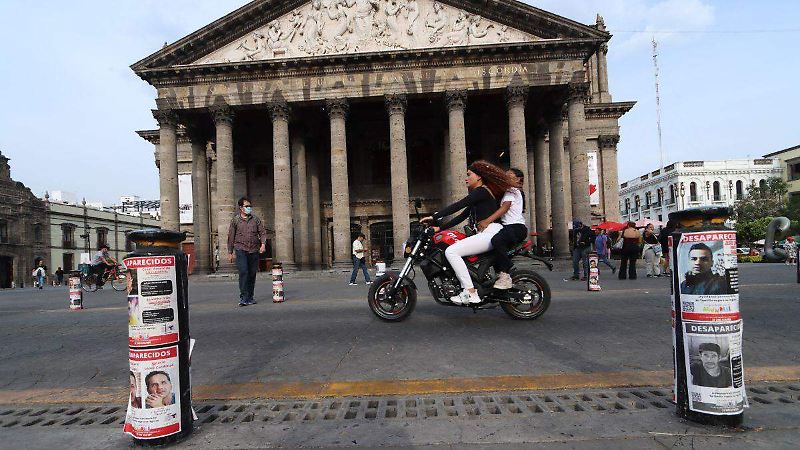 Guadalajara, Jalisco. en la Plaza de Armas, en el centro de Guadalajara hay decenas de fichas de busqueda